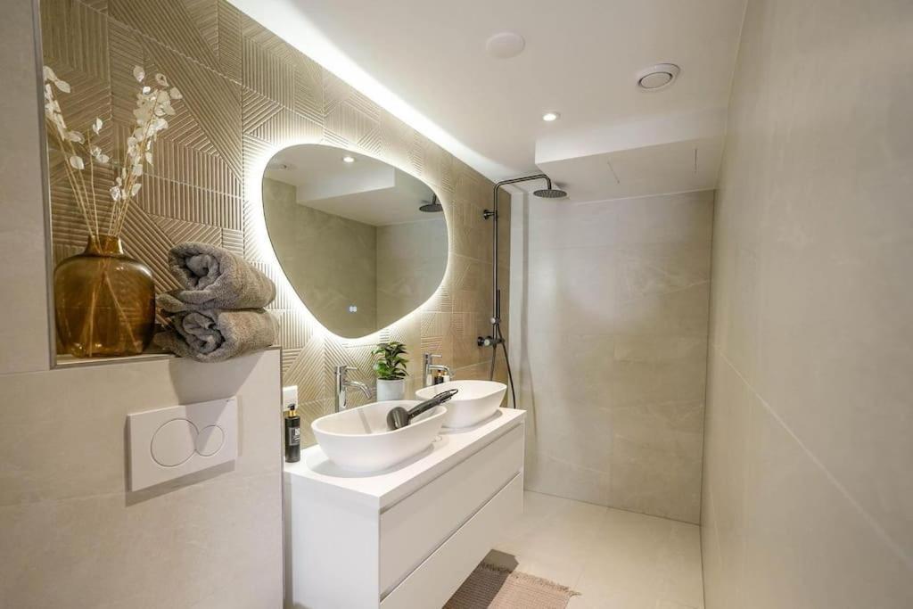 Haya Seaview - The Cinema Appartement Den Haag