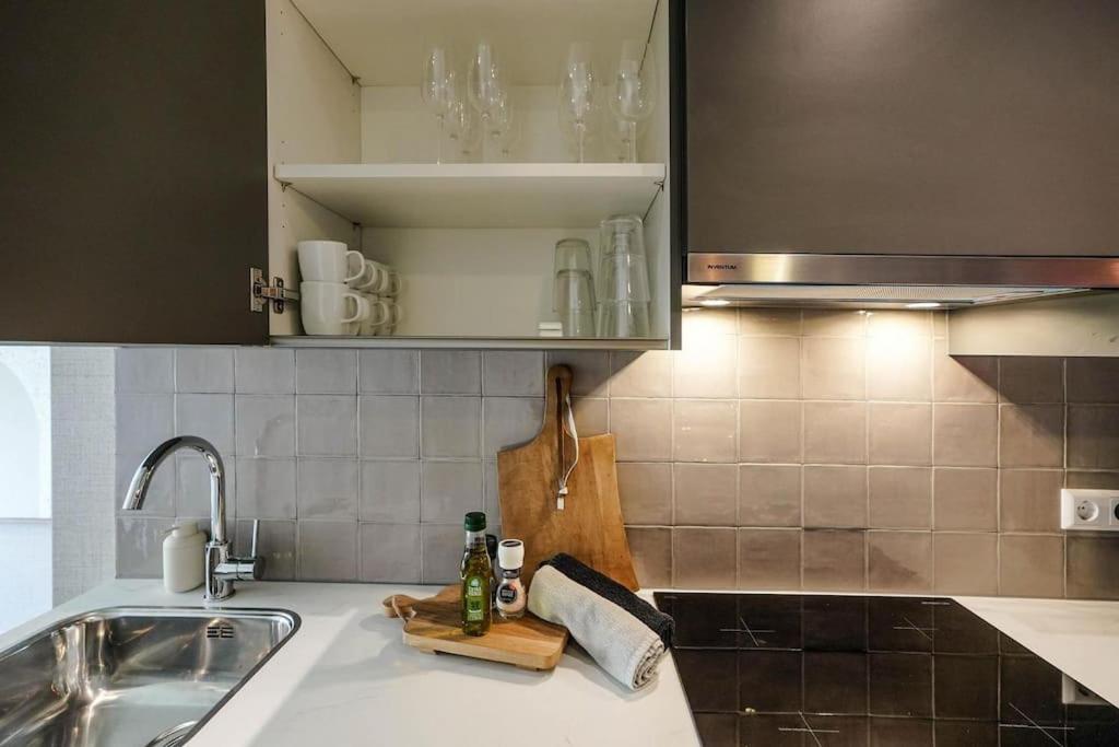 Haya Seaview - The Cinema Apartment