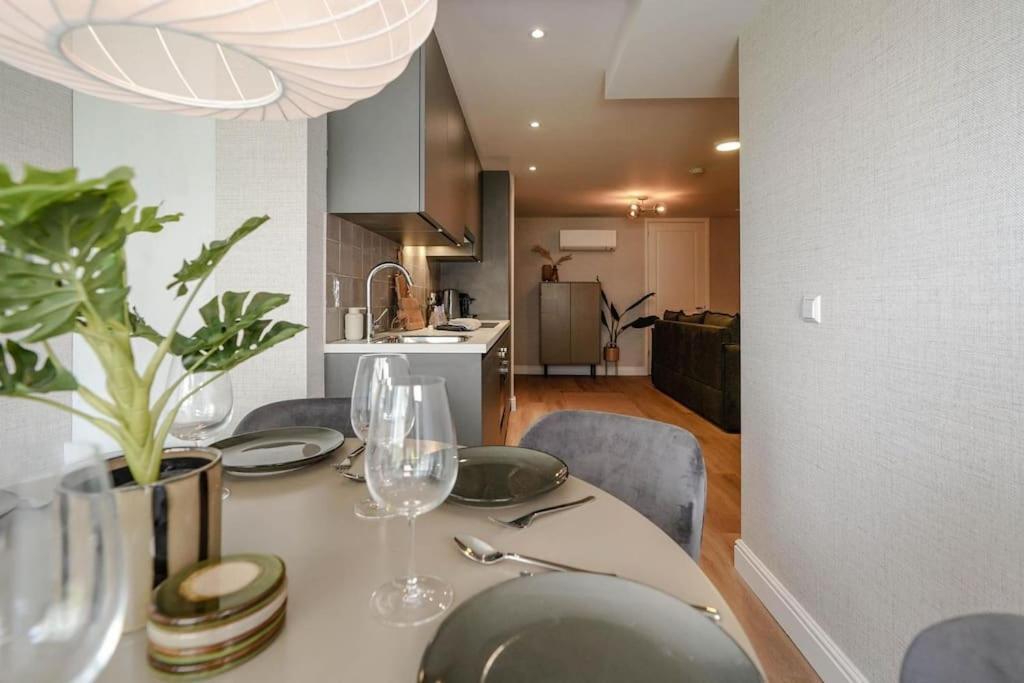 Haya Seaview - The Cinema Apartment Den Haag